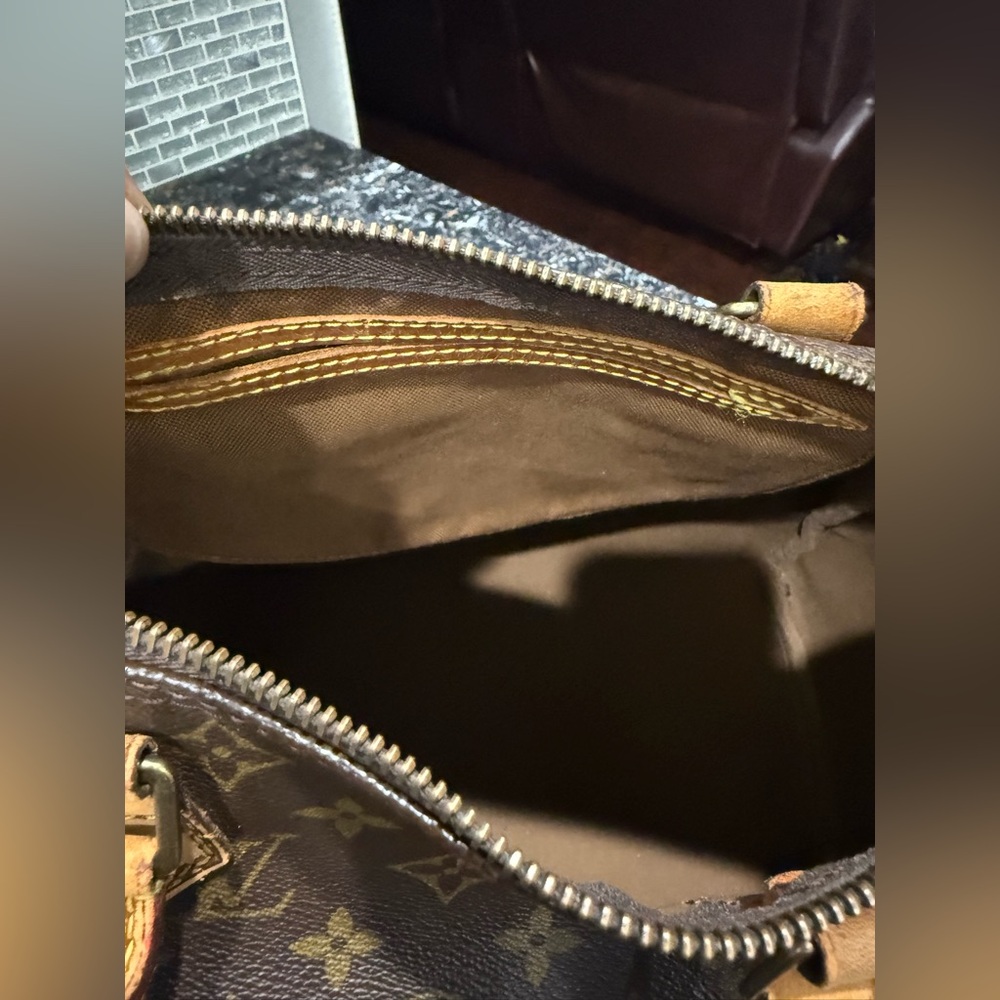 LOUIS VUITTON Speedy 30 
Monogram Satchel with COA - Picture 10 of 13